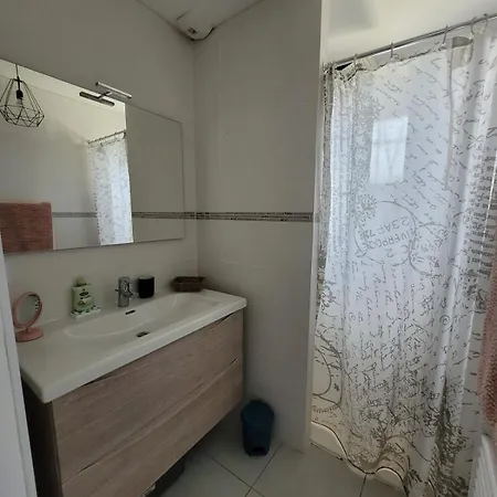 Les Trois Ailes-maison De Avec Piscine Nyaraló